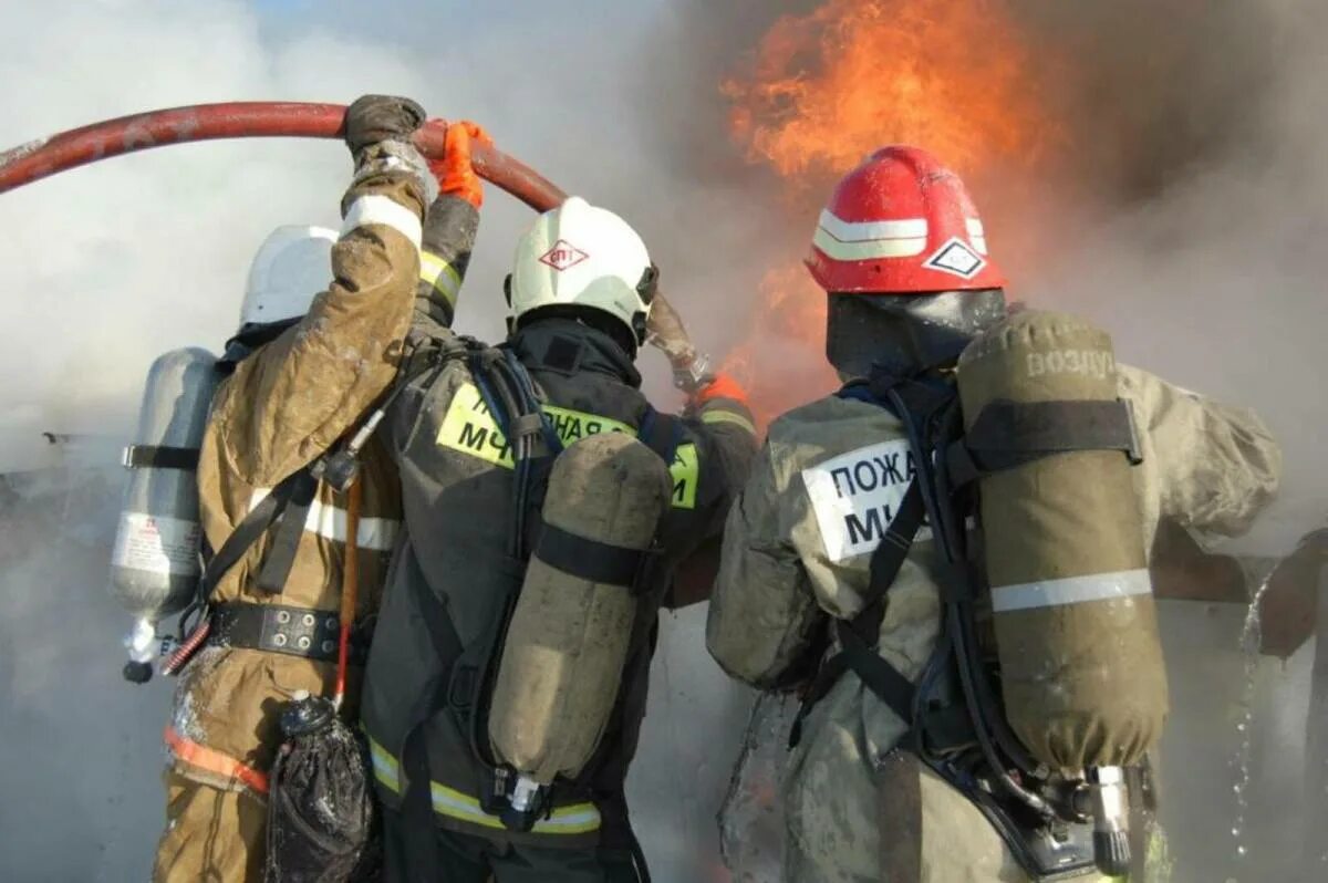 Пожарные на пожаре. Чс м. Поисково-спасательная служба мчс россии. Гражданская оборона мчс. Мчс росси спасение людей.