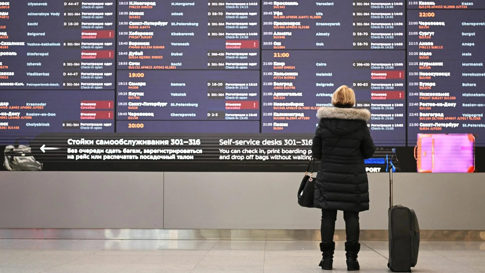 Какие аэропорты закрыты в россии 2024. Информационное табло в аэропорту. Вылет самолета. Аэропорт Шереметьево задержка рейсов. Табло с отмененными рейсами.