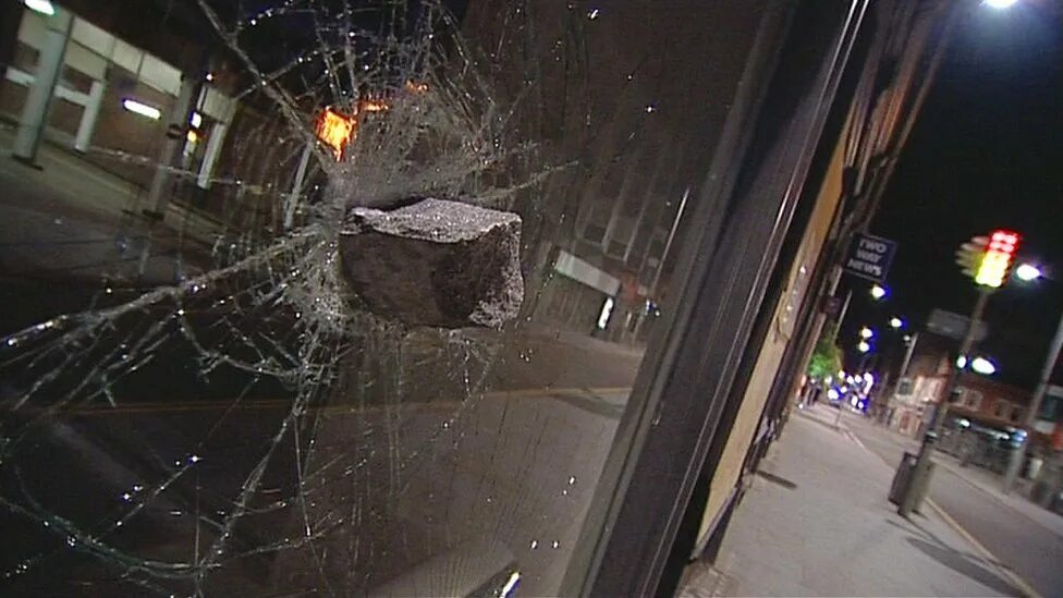 разбили стекло в двери. разбитое стекло витрины. разбил стекло в магазине. сломанная форточка. разбитое стекло.