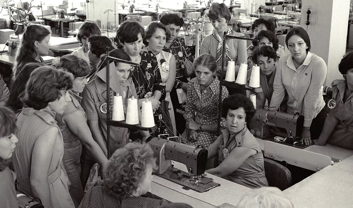 швейная фабрика машук. мама шьет платье. швея ссср. советские швеи. плакат швея.