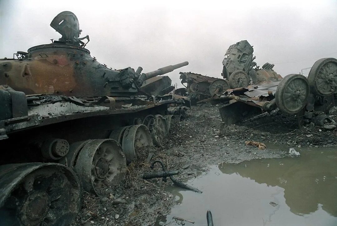 Подбитая техника спб. Чечня 1994 штурм Грозного. Чечня Грозный 1995 танки. Чечня 1995 штурм Грозного.