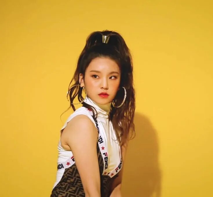 Itzy boy. Йеджи itzy. хван йеджи. йёджи из itzy. хван йоджи itzy.