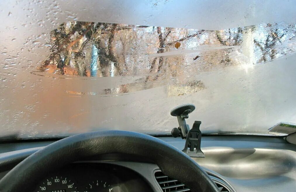 Промерзло стекло на пластиковом. Оконное стекло промерзло. Почему замерзают окна внутри машины. Замерзшие стекла автомобиля. Лобовое стекло автомобиля зимой.
