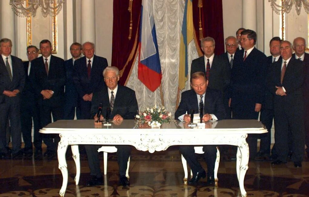 Ельцин и Кучма 1997. Подписание соглашения о партнерстве и сотрудничестве. Договор между рф и крымом