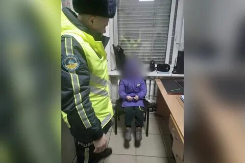 Выбежала девочка из дома