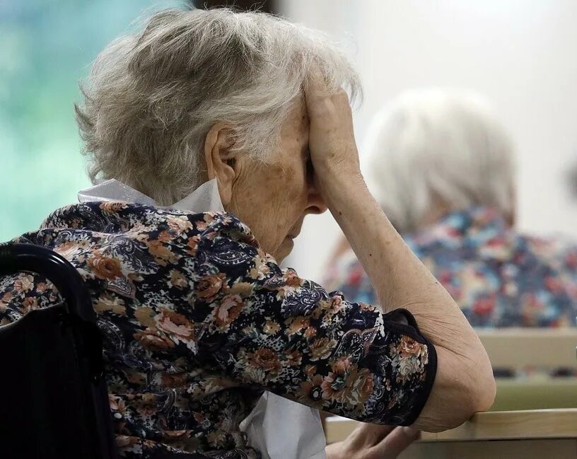 Насилие пожилых. Пожилые и дети. Жестокое обращение с пожилыми людьми. Разговор с пожилым человеком. Насилие пожилых.