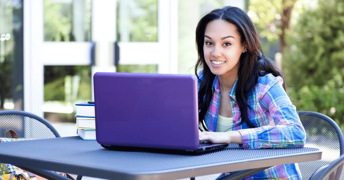 Девушка с ноутбуком. Студент с ноутбуком. Девушка в офисе с ноутом. Учеба в интернете. Student cuts