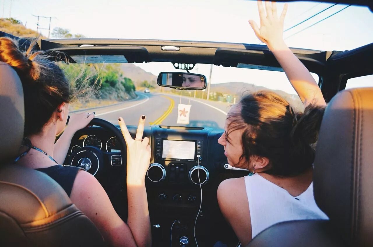 Веселое в машину слушать. Подруги едут в машине. Девушка едет на авто. Девушка в машине. Две девушки в автомобиле.