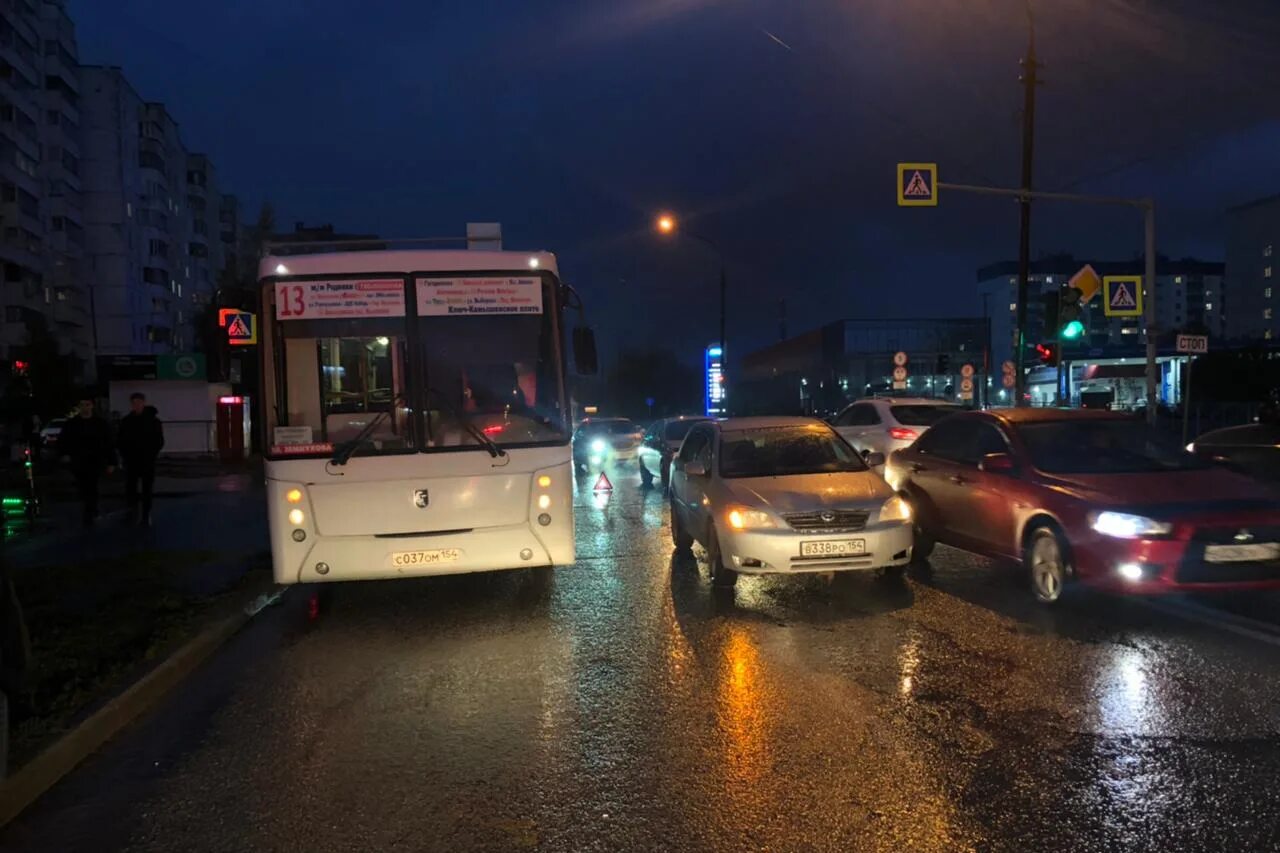 У цума сбили девушку. Сбили пешехода в Новосибирске на ул Учительская. Девушка сбитая автомобилем в Новосибирске. Сбили пешехода в Новосибирске на Авиастроителей. Сбили пешехода на Вилюйской - Новосибирск.