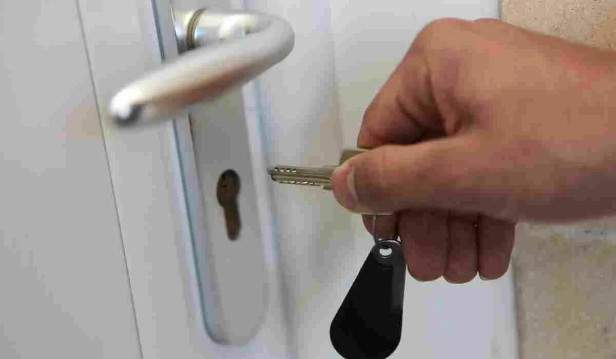 Ключ открывает. Ключ в дверном замке вставлен. Ключ для открывания. Рука открывает дверь ключом. Запирает дверь на ключ