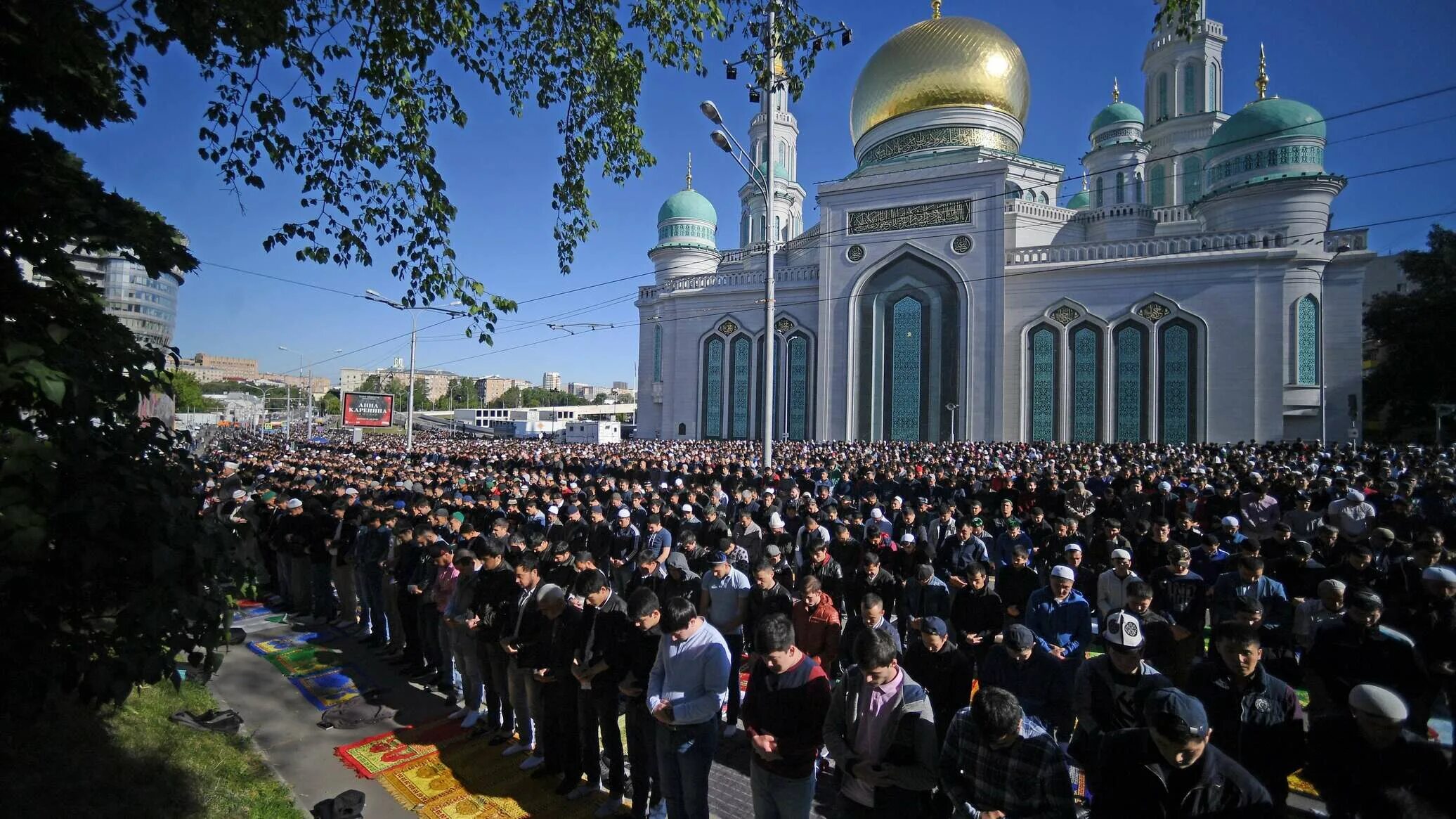 Ураза в москве. Рамадан Соборная мечеть Москвы. Ураза-байрам 2022 Москва.