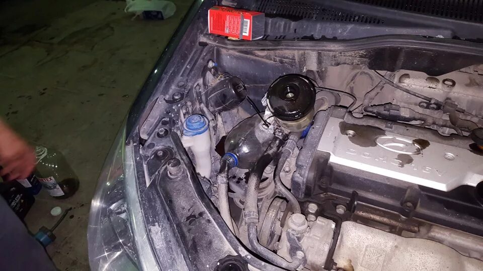 Куда заливается масло в getz. Замена масла хендэ гетц. Жидкость в гур хендай гетц 1. 3 механика. Масло в гур хендай i30.