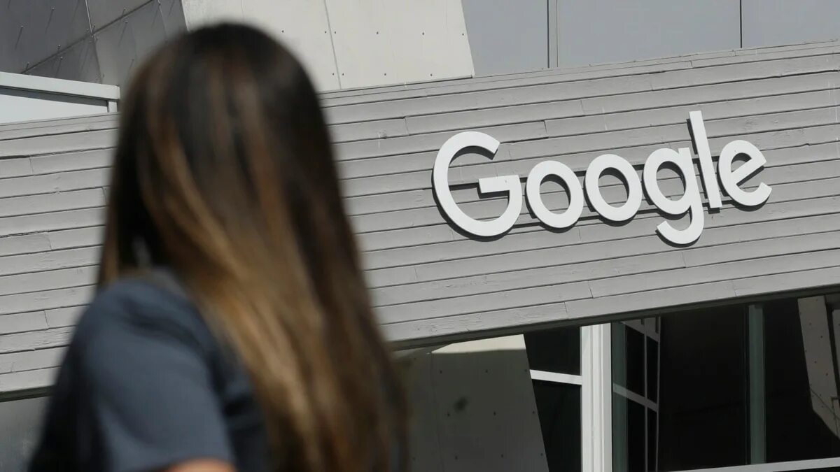 На какую сумму оштрафовали гугл. Сотрудники google. эмблема гугл. штраф роскомнадзор. google вывеска.