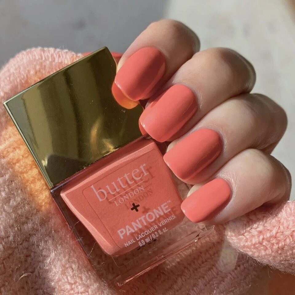 Какие лак сейчас в моде. Коралловый лак. коралловый лак для ногтей. коралловый цвет лака для ногтей. модный цвет ногтей.