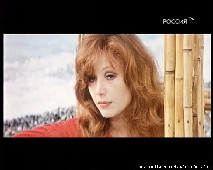 Это на ту которая поет. Пугачева 1978 год. Пугачева в клипе алло. Женщина, которая поет. In the dark певица.