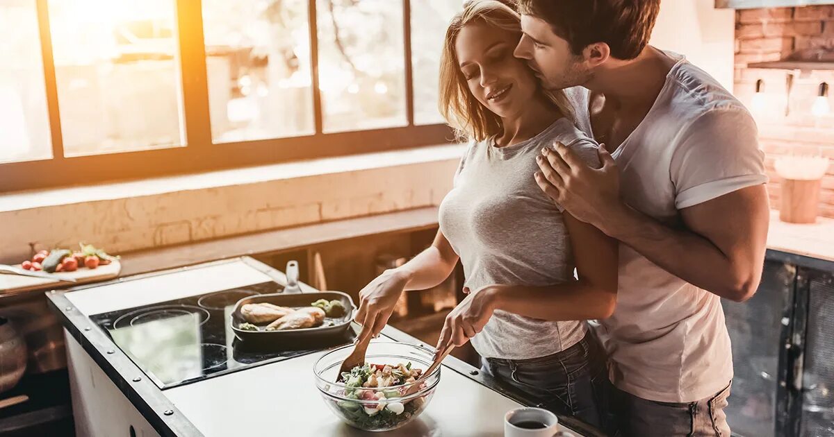 поставь ее на кухню. кухонный гарнитур с открытыми полками. хозяйка на кухне. парень обнимает девушку на кухне. готовит на кухне.