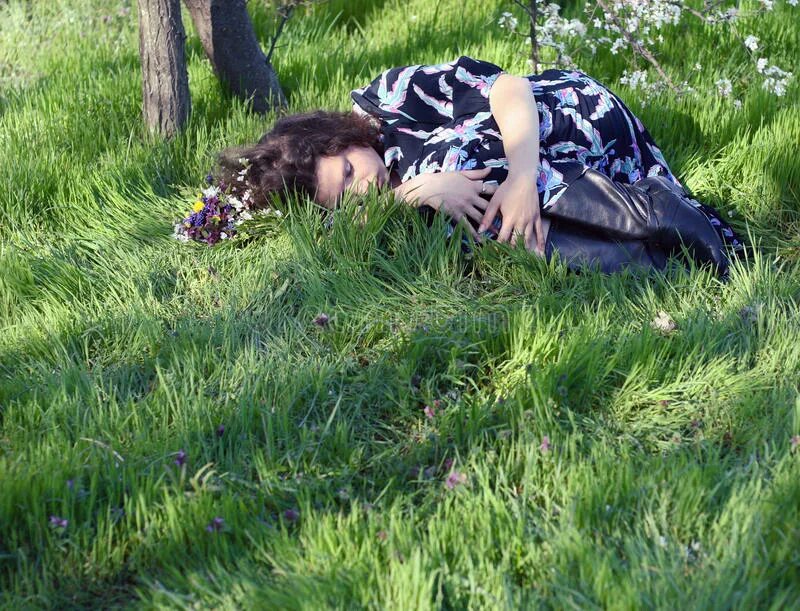 Пьяные девочки в кустах. Пьяные девушки на траве. девушка в кустах валяется. девочка спит на траве.