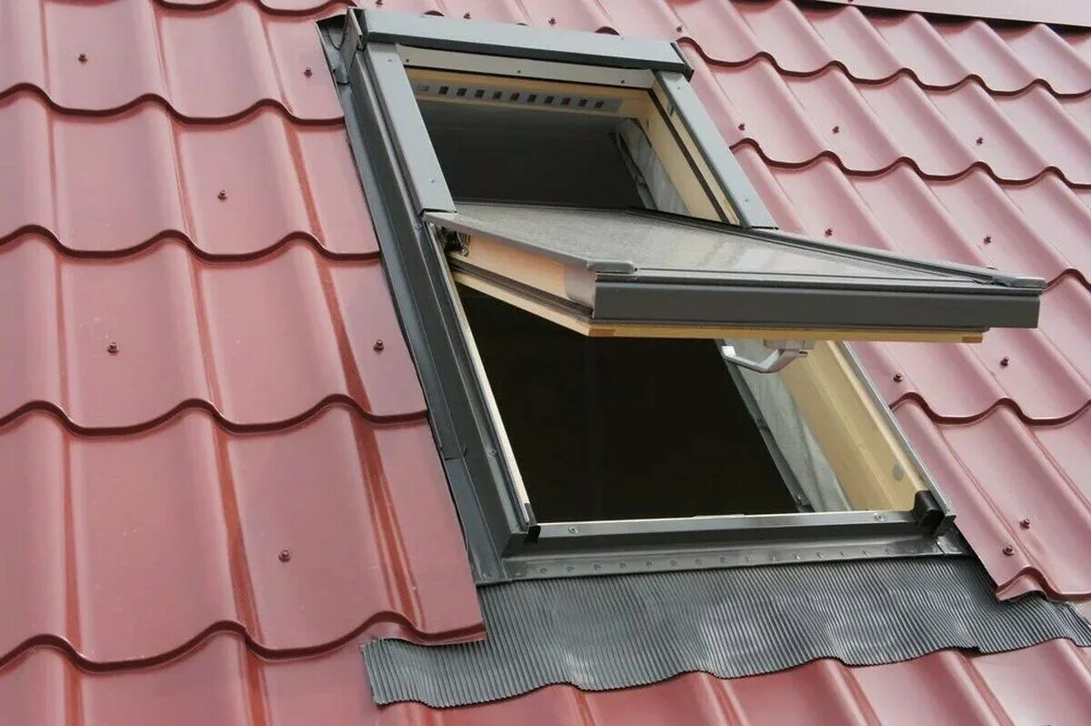 Крыши металлочерепица мансардные с окнами. Оклад ewr mr06 0000 78х118. Монтаж окна в крышу. Окна на крышу мансардные цена. Мансардные окна в металлочерепице.