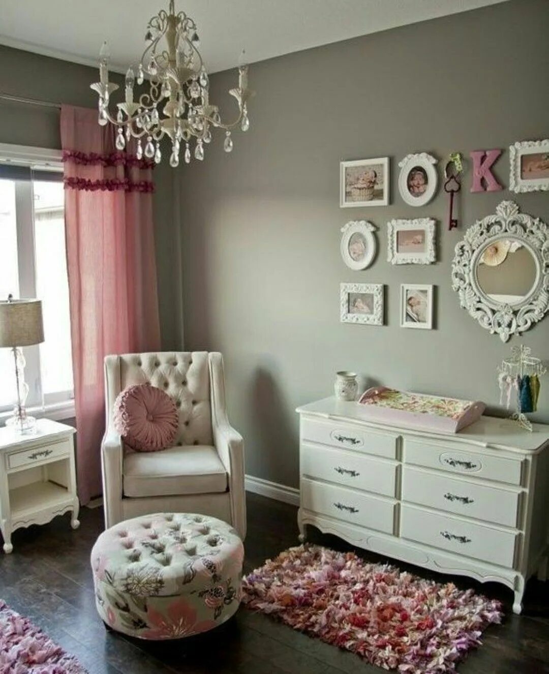 Серо розовая комната. Беби Шик стиль интерьера. Декор для комнаты девочки. Стильная детская для девочки. Декор детской комнаты.