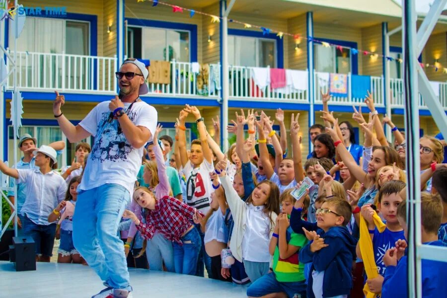 Летний лагерь. Дети на дискотеке в лагере. Летний лагерь в детском центре. Праздник в лагере дети. Развлечение для детей в детском саду.