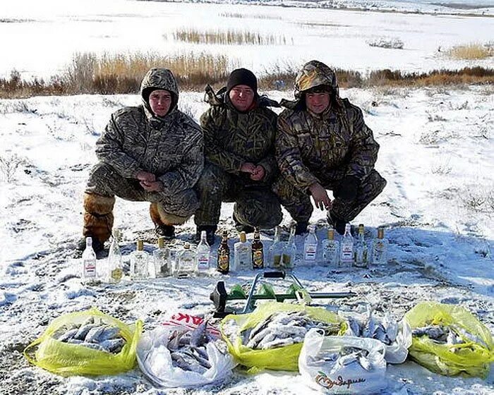 Зимняя рыбалка. Пьяные рыбаки на зимней рыбалке. Застолье на зимней рыбалке.