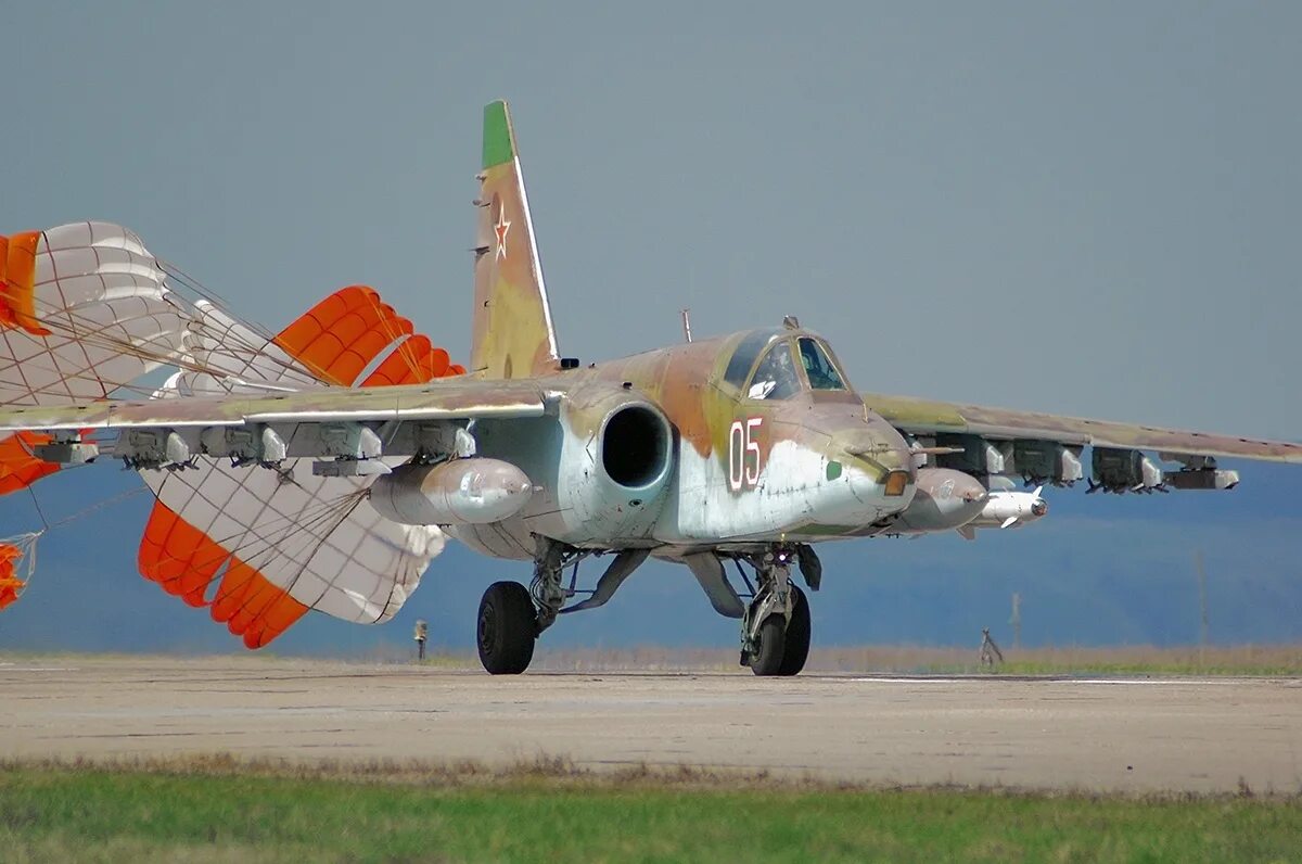 48 1 34. Су-25 1/48. Су 25 на аэродроме. Су-25 аэродром Бутурлиновка. Штурмовик Су 25 Бутурлиновка.