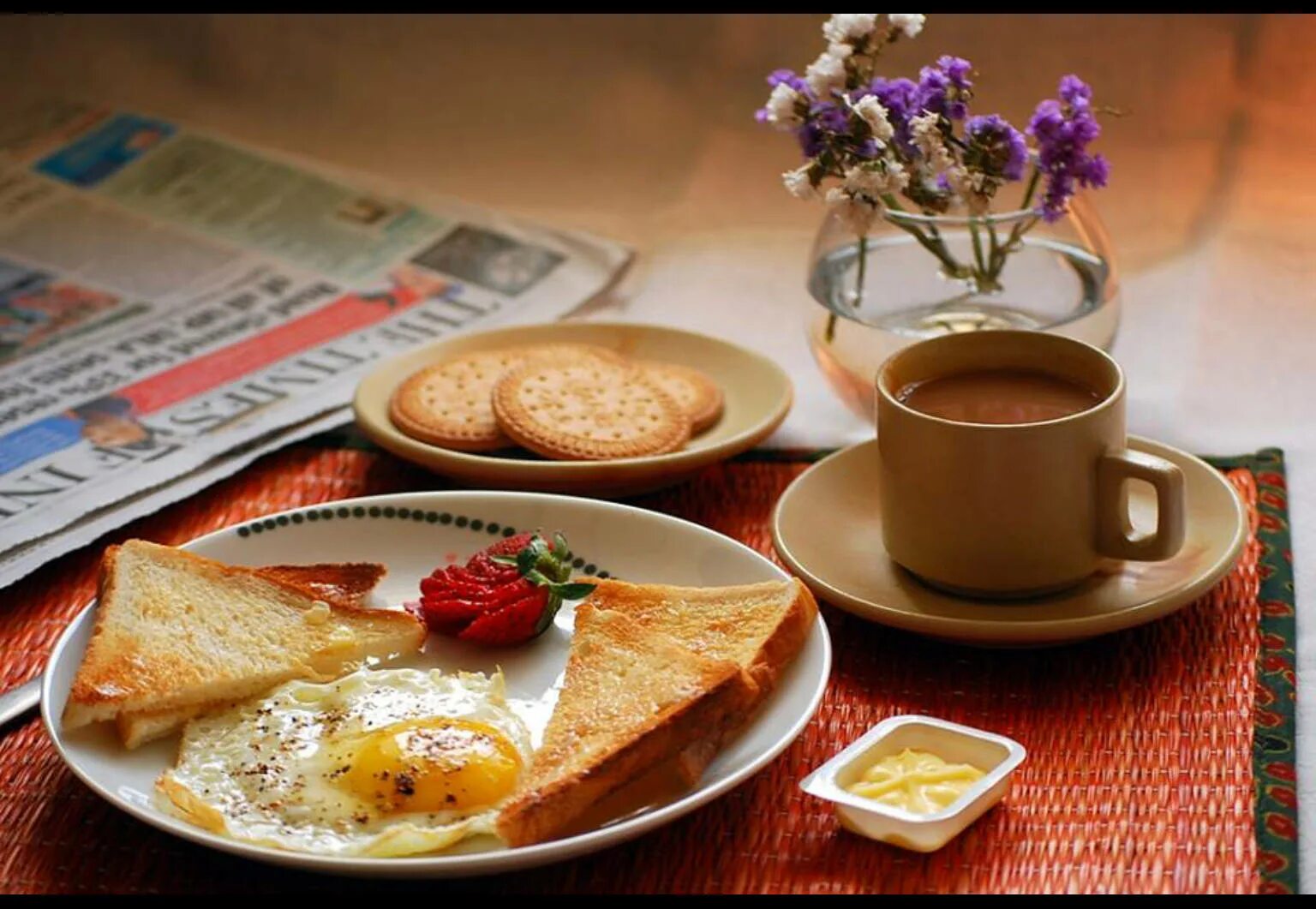 завтрак. доброе утро завтрак. доброе утро завтрак. вкусный романтический завтрак. круассан с клубникой.