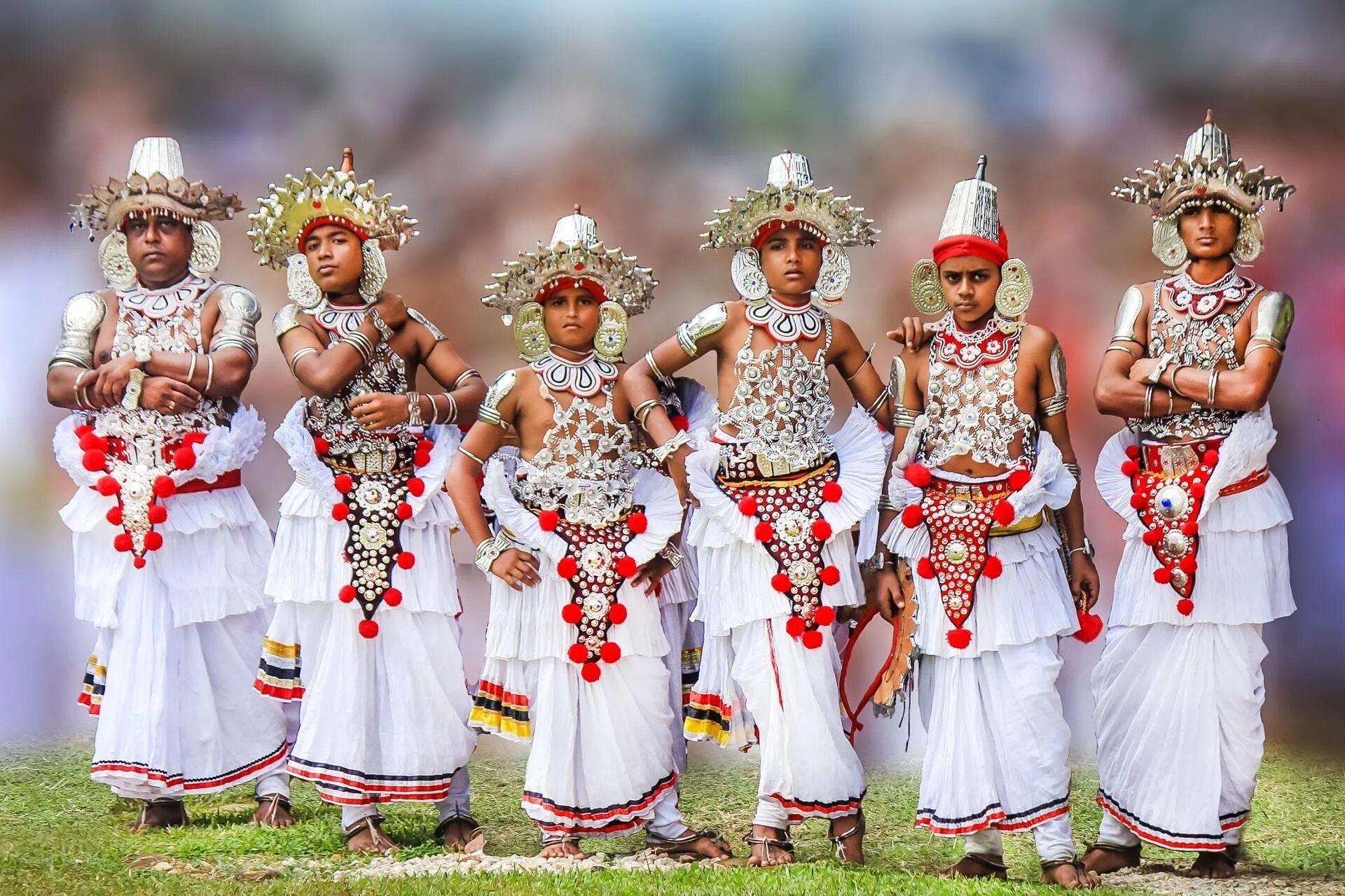 Шри ланкийцы. Шри Ланка население. Шри Ланка национальный костюм. Шри Ланка люди. Шри-ланкийские малайцы.