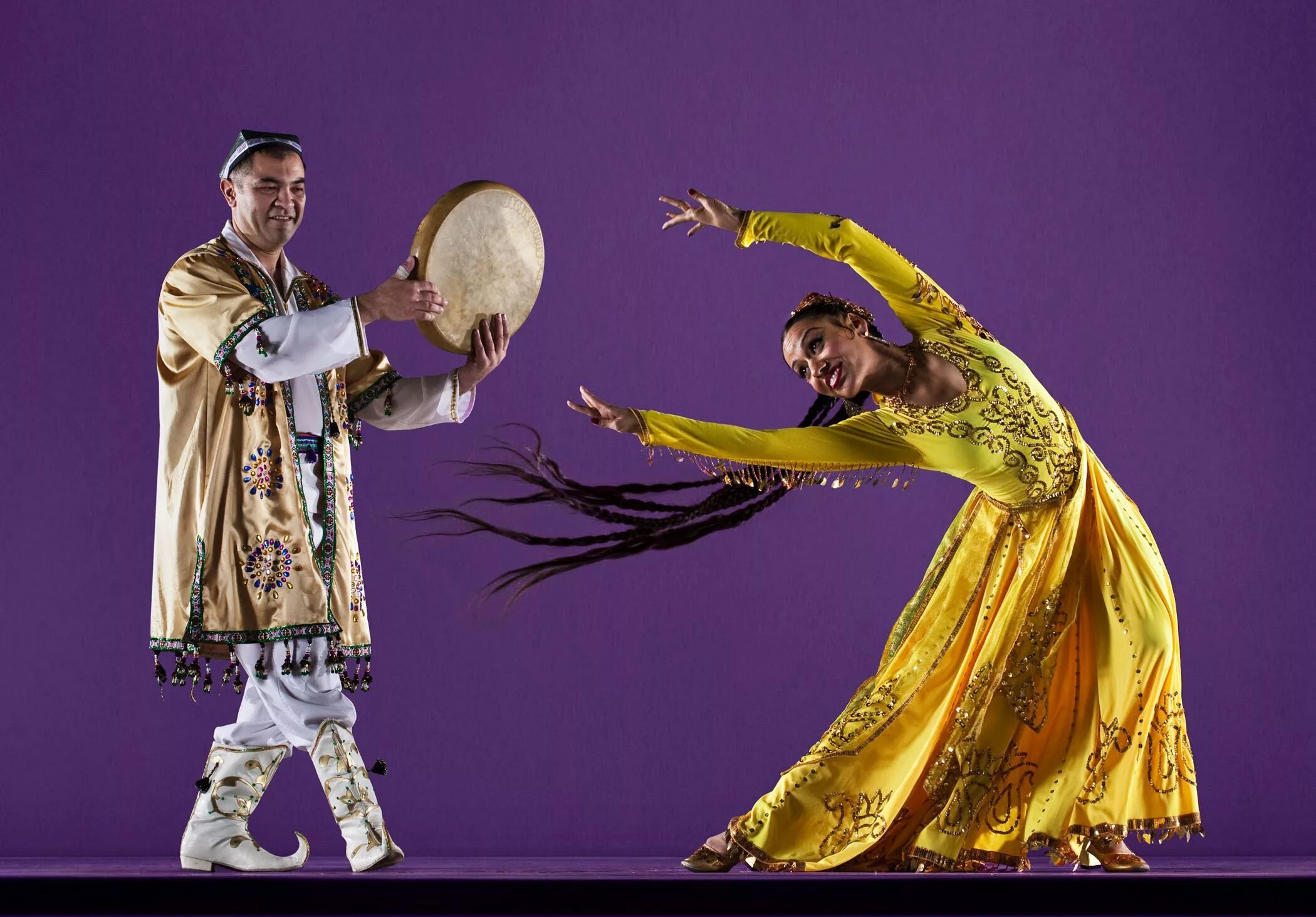 Узбекский национальный костюм Хорезм. Узбекский танец. Узбекский народный танец. Узбекские национальные танцы.