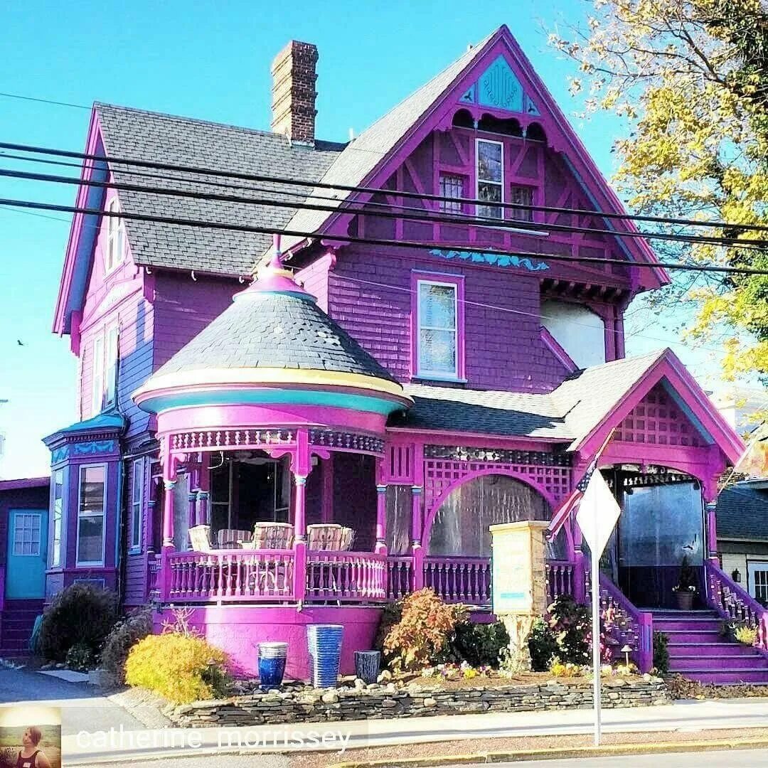 Фото розового дома. Фиолетовый дом. Сиреневый деревянный дом. Красивый дом. Розовый домик.