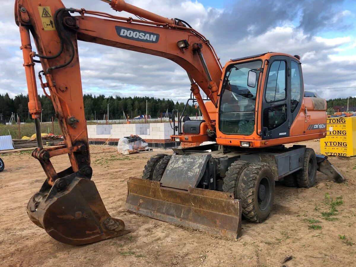 Полноповоротный экскаватор бу. Экскаватор Doosan dx160w. Экскаватор Доосан 160 колесный. Дусан 160 колесный экскаватор. Doosan 160 полноповоротный экскаватор.