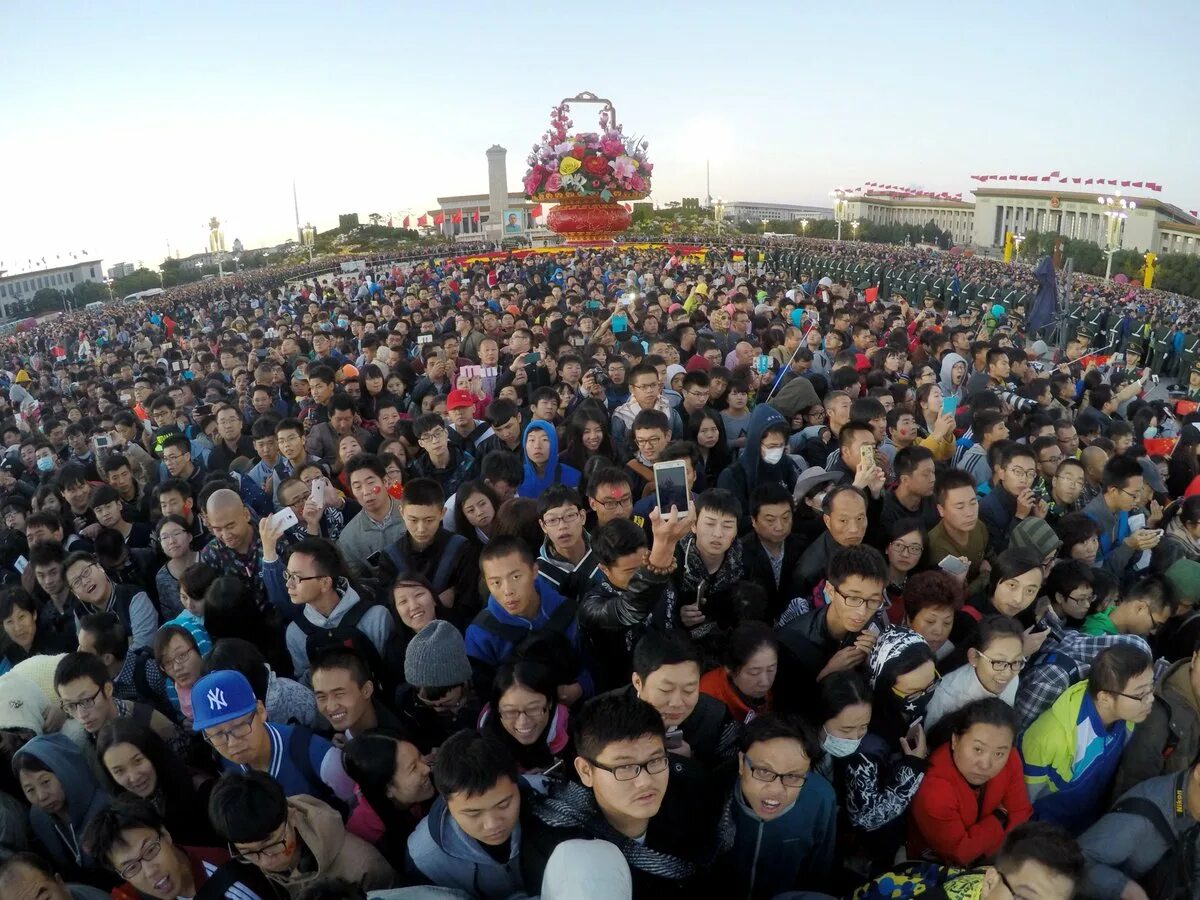 Людей проживает в китае. Толпа китайцев. Много китайцев. Пекин много людей. Китай люди.