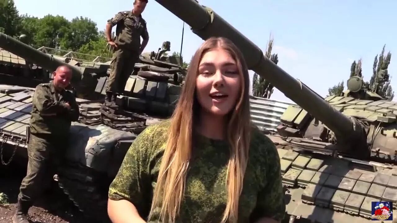 Танкист песне видео. День танкиста 2021 девушка. Полюбила я танкиста. Танкист поет в танке. Диджей-танкист.