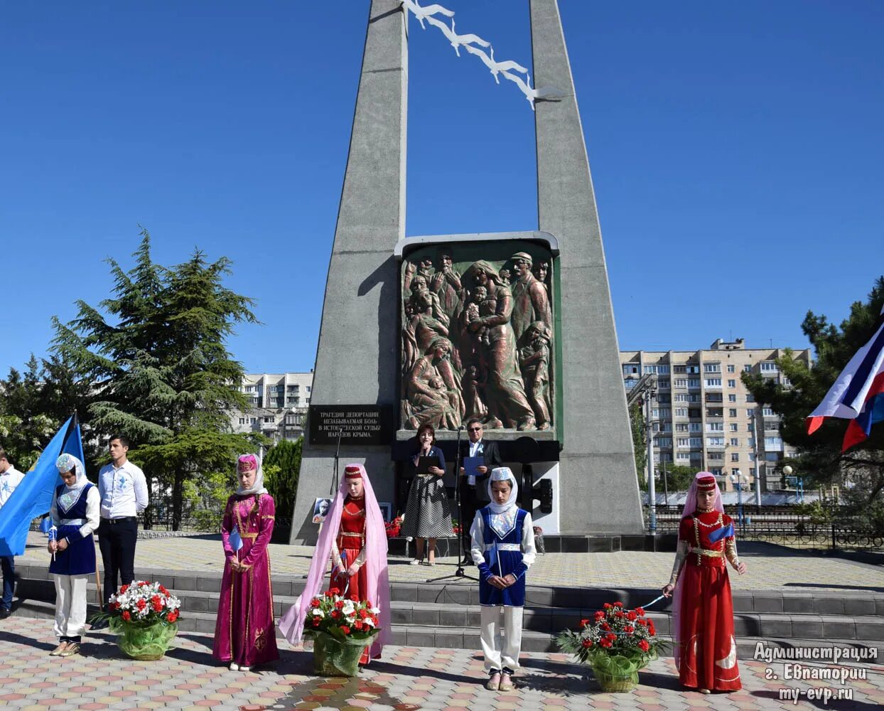 Жертвам депортации. Мемориал жертвам депортации Евпатория. Памятник жертвам депортации в Крыму в Евпатории. Евпатория памятник депортированным. Памятник депортации крымских татар.