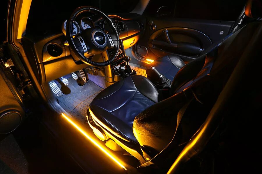 Освещение машины. Подсветка салона автомобиля. Подсветка ног. Подсветка ног в авто. Оранжевая подсветка салона авто.