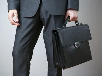 Держит портфель