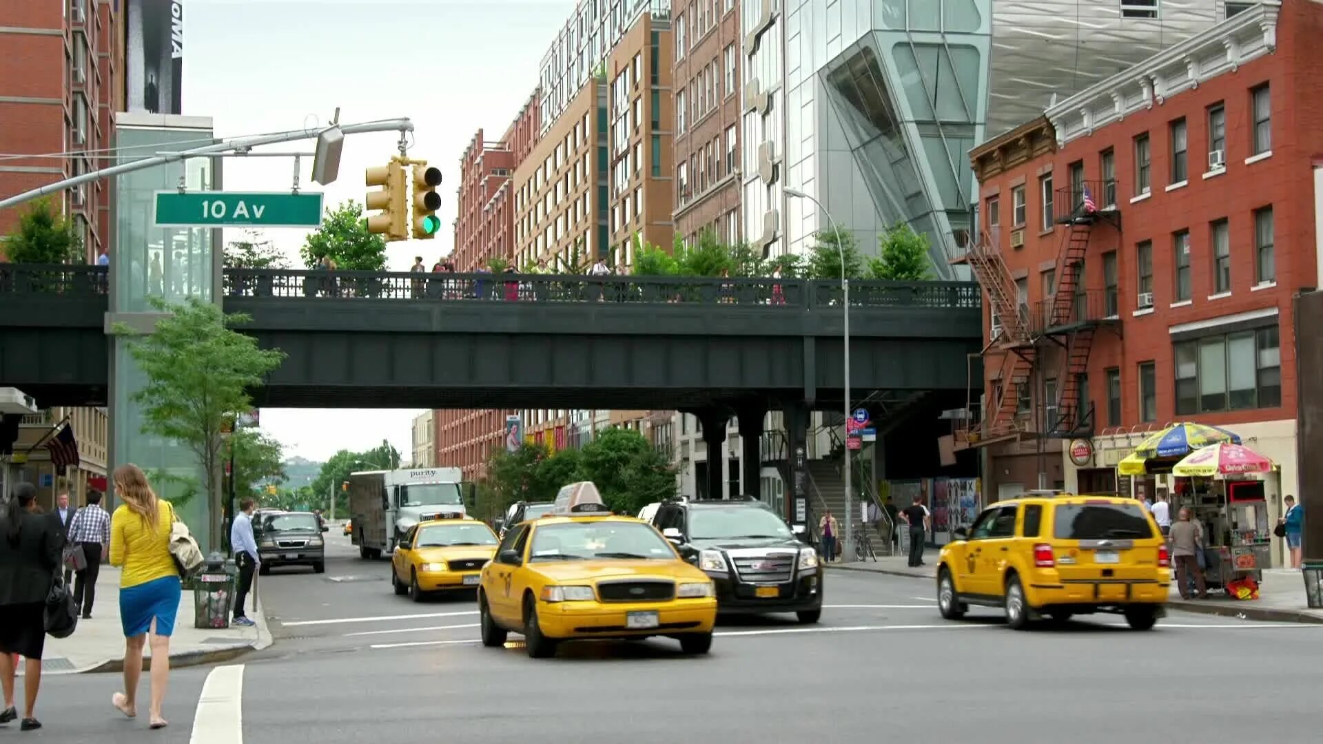 City parking building. Igh line elevated Park, in New York City.. Отличительные особенности Нью-Йорка. Walking the Highline Chelsea NYC Postcard.