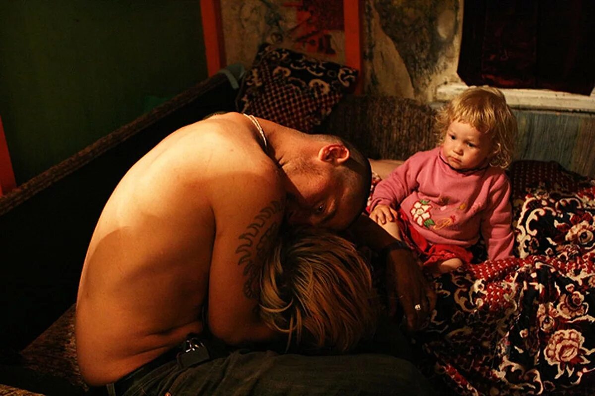 Женщина у которой не было отца. Женщина у которой не было отца. Цитаты про детей. Женщину с детьми выгоняют из квартиры. Бедные семьи с детьми.