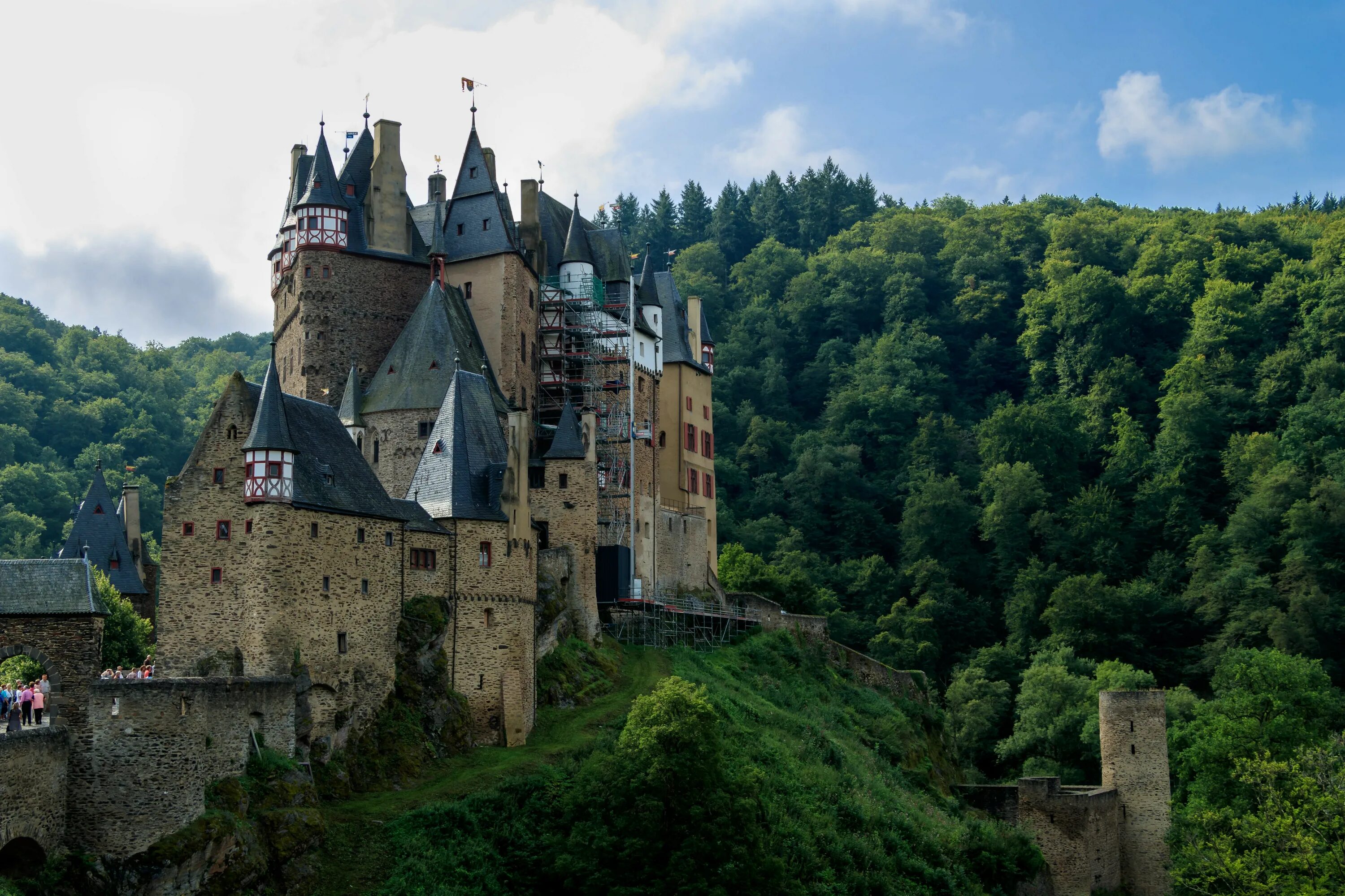 Известный средневековый замок. Замок Эльц Германия. Burg Satzvey замок Германия. Замок Burg Rittersdorf. Германия. Замок Эльц 18 век.