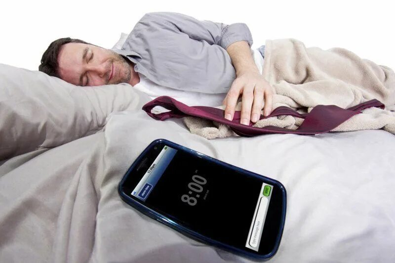 Сон новый телефон. Человек с телефоном в кровати. Заснул с телефоном. Телефон на кровати.