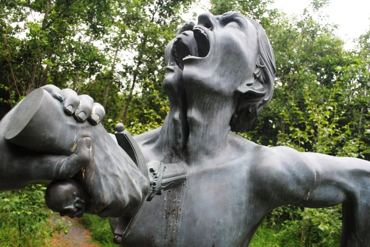 Со статуей. Путь Виктории сад скульптур в Ирландии. Путь Виктории сад скульптур в Ирландии фото. Парк скульптур «путь Виктории», Уиклоу, Ирландия. Парк скульптур Виклоу Ирландия.