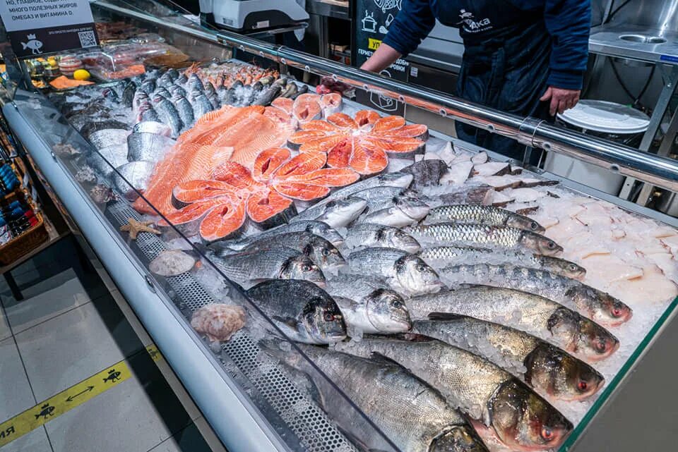 Свежая рыба купить в москве. Ассортимент рыбы в магазине. Рыбный рынок. Ассортимент рыбного магазина. Рыбный рынок в Находке.