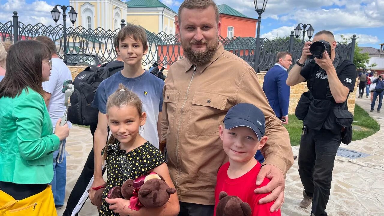 Отец 17 детей. Семья из Подмосковья усыновила детей из Донбасса. Усыновление детей из Донбасса в Смоленске. Дети Донбасса усыновить.