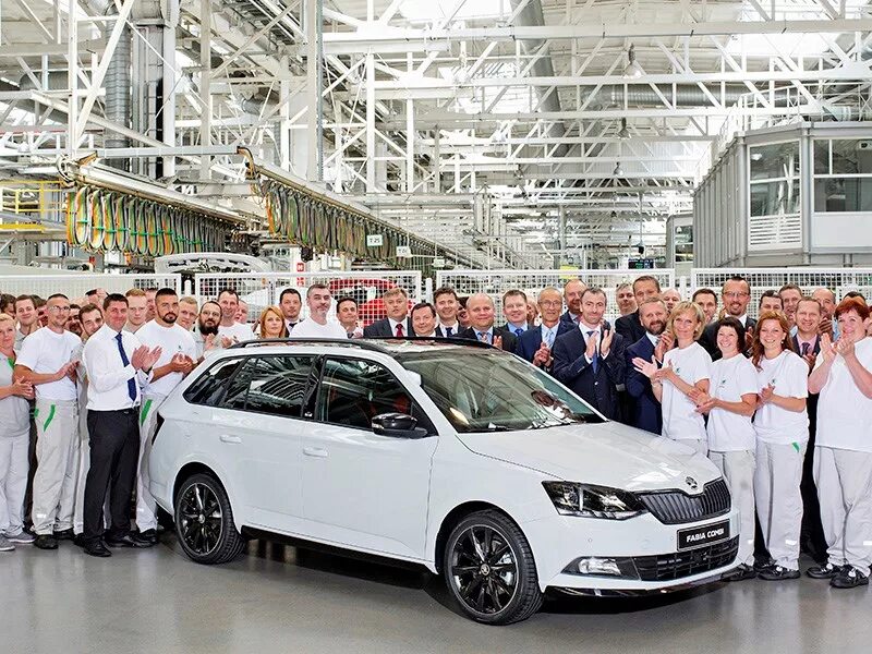 Компании skoda. Компании skoda. Skoda logo. Skoda showroom. Эмблема шкода обои на телефон.