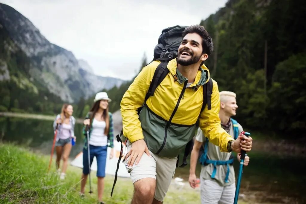 People started travelling. Группа людей с рюкзаками. Счастливые люди с рюкзаками. Путешествие группа людей. Туризм люди.