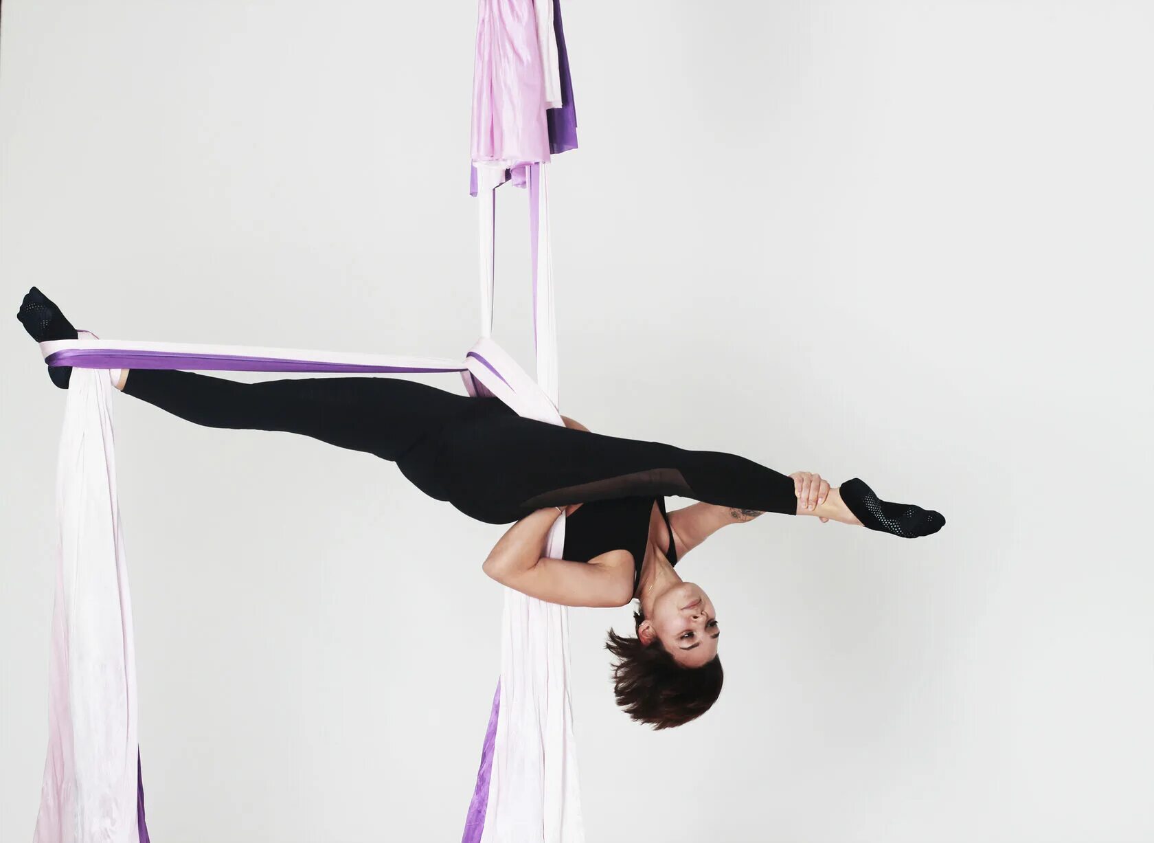 Воздушная акробатика на полотнах. Гимнастические полотна. Воздушная акробатика для детей. Воздушная гимнастика на полотнах для детей. Стойка для воздушной гимнастики.