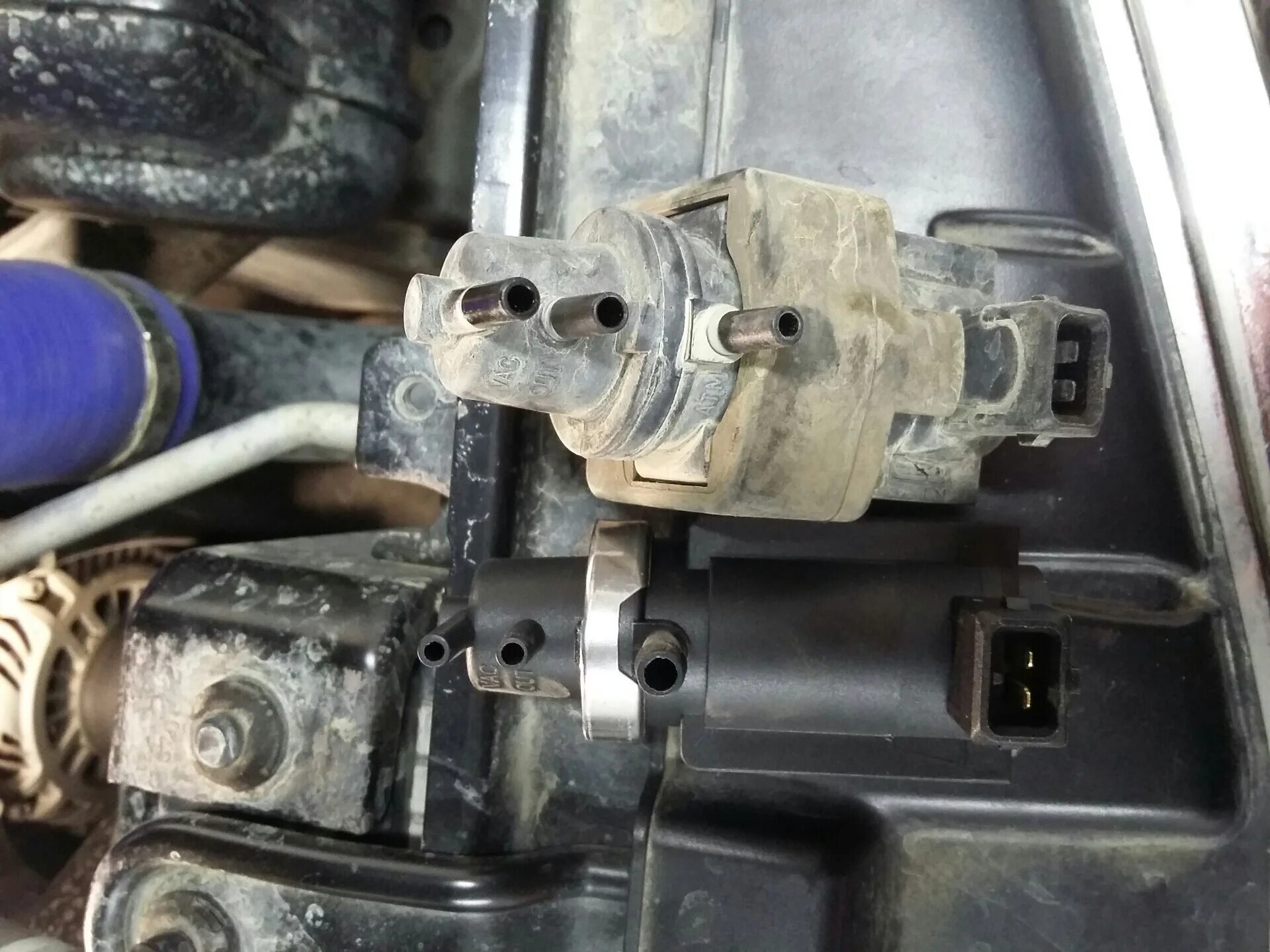 Клапан впускного коллектора лачетти. Лачетти электромагнитный клапан впускного коллектора. Клапан давления масла ситроен с4. Где стоит электромагнитный. Электромагнитный клапан ограничения давления наддува.