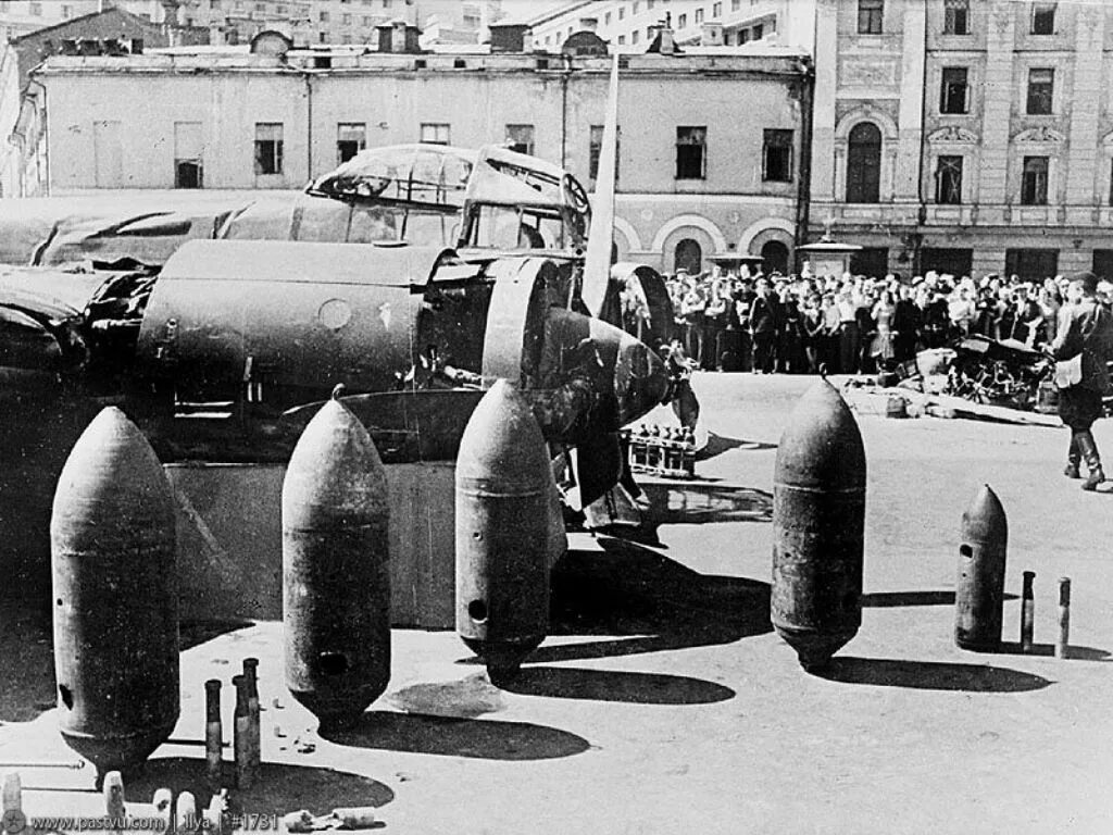 Первый налет на москву. Первый налёт немецкой авиации на Москву в 1941. Бомбёжка Москвы 1941. Бомбежка Москвы в 1941 году. Немецкие самолета бомбят Москву 1941.