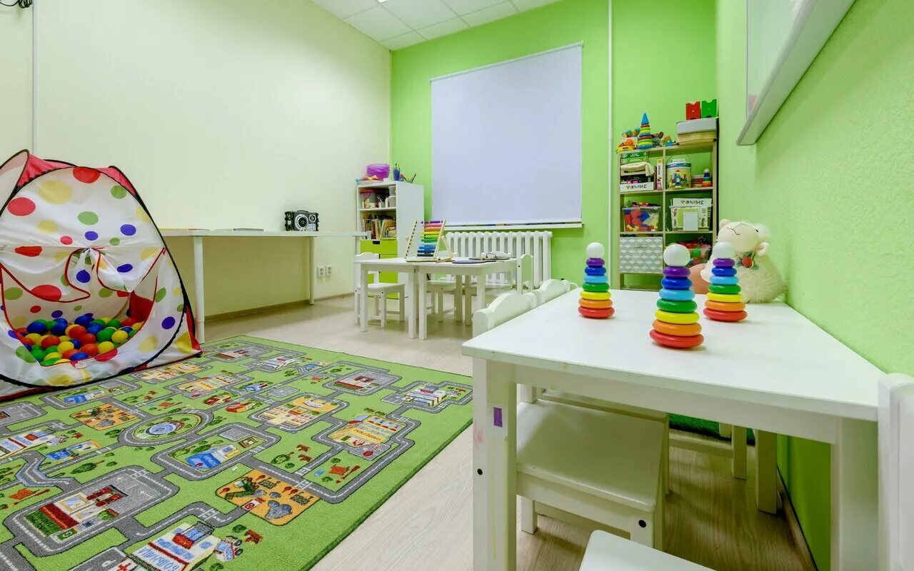 Развивающий центр для детей. Детские развивающие центры. Столы для детских центров. Комната раннего развития ребенка.