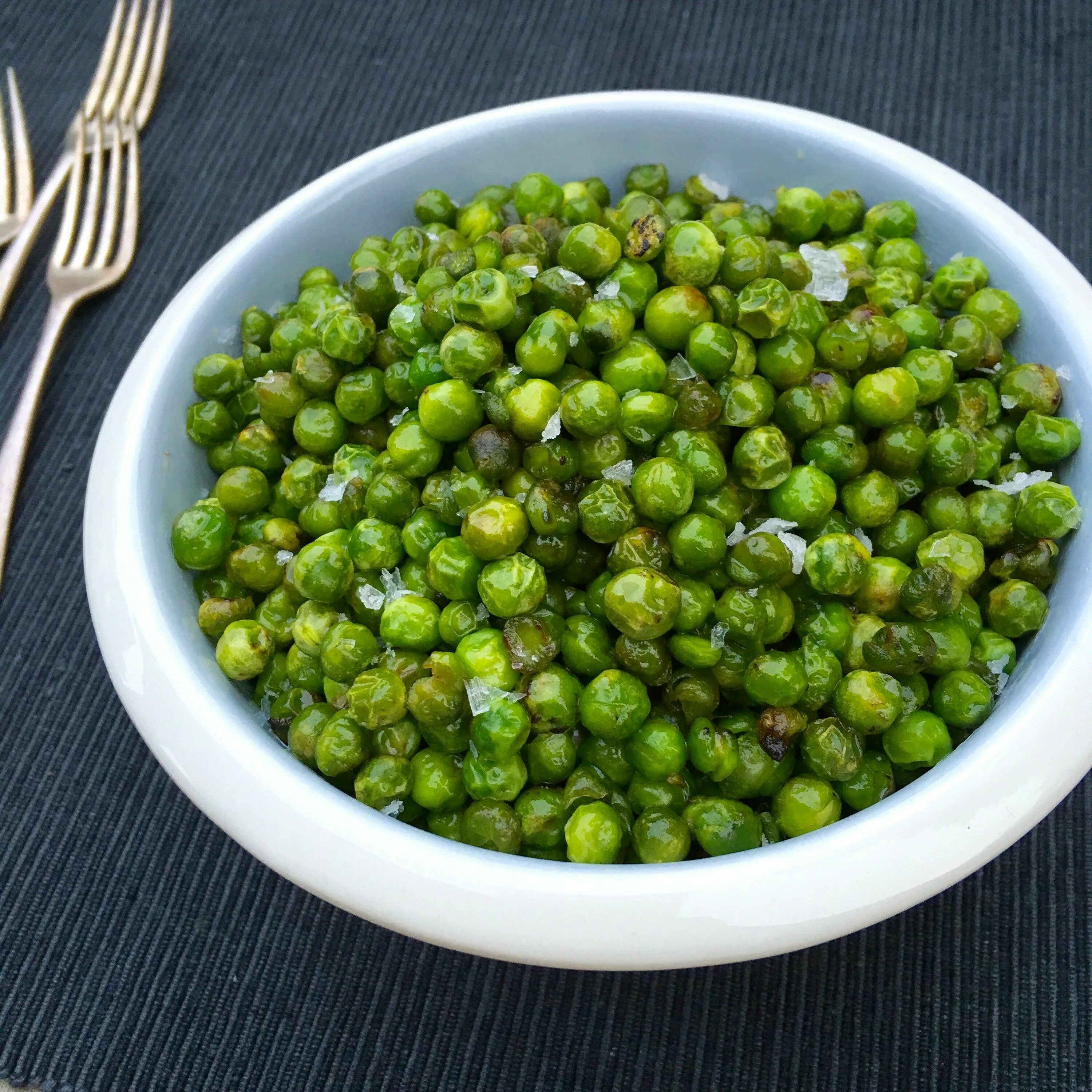 Горошек зеленый свежий рецепт. Green Peas горошек. Fried Green Peas. Жареный горох зеленый. Жареный зеленый горошек.